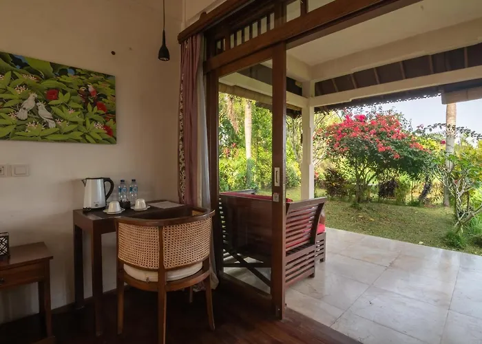 Lesong And Restaurant Munduk